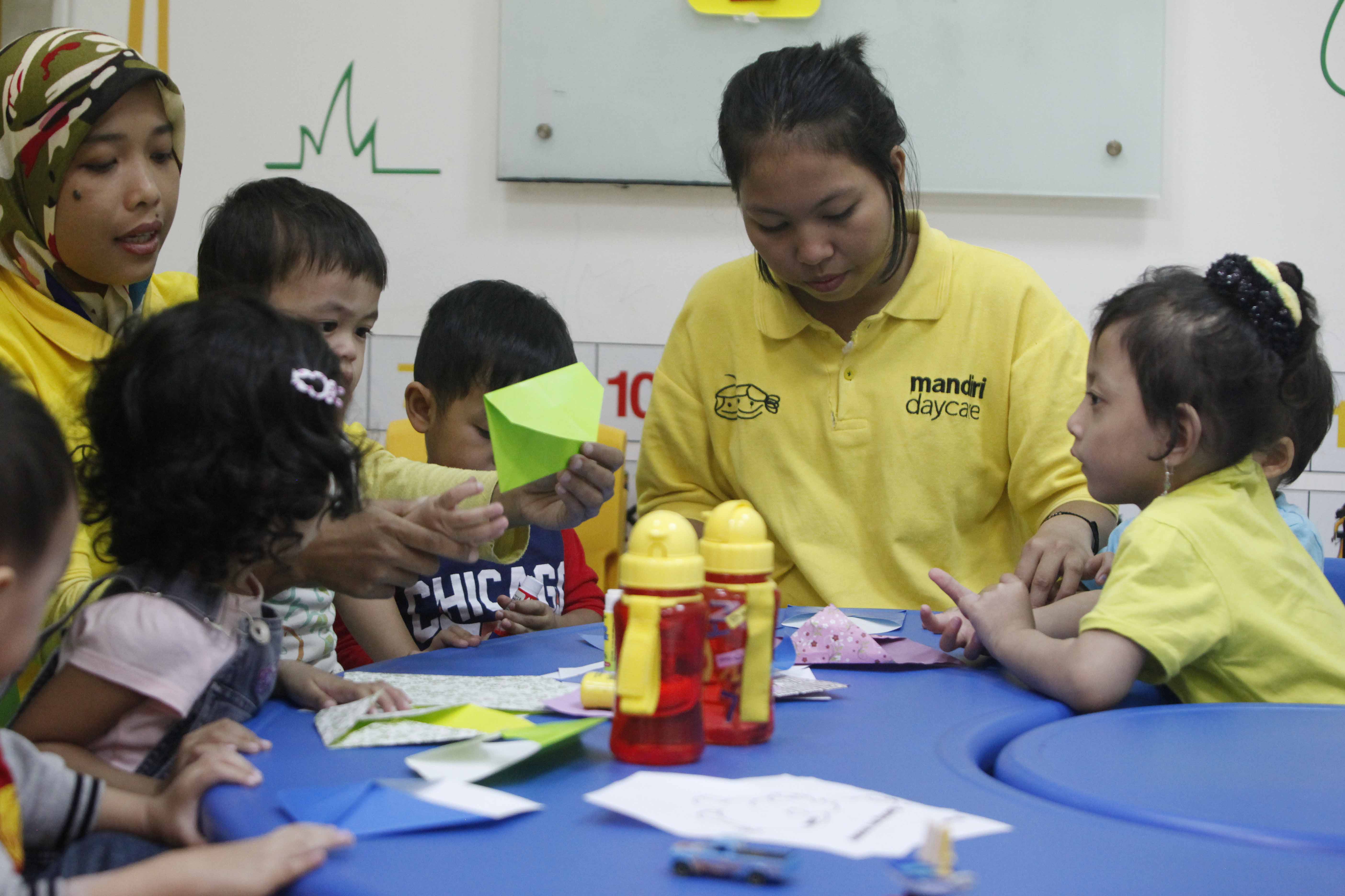Anak-anak didampingi petugas beraktifitas di Mandiri Daycare di Plaza Mandiri, Jakarta.