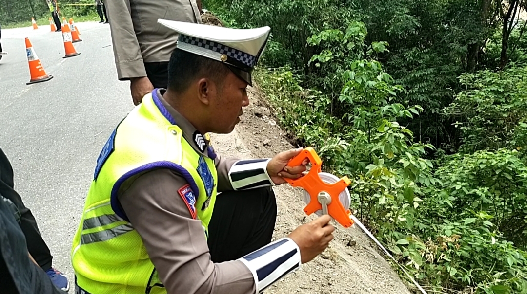 Petugas melakukan olah TKP di lokasi kecelakaan bus yang menewaskan tiga orang di Parigi Moutong, Sulawesi Tengah.
