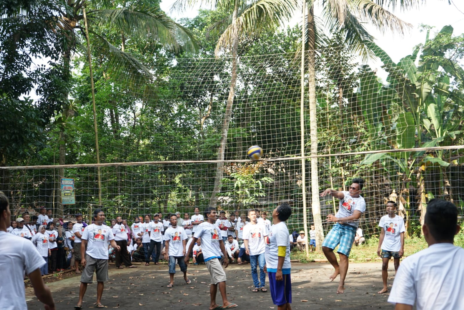 Relawan Sedulur Saklawase menggelar pertandingan persahabatan bola voli di Kecamatan Suruh, Kabupaten Semarang, Jawa Tengah. 