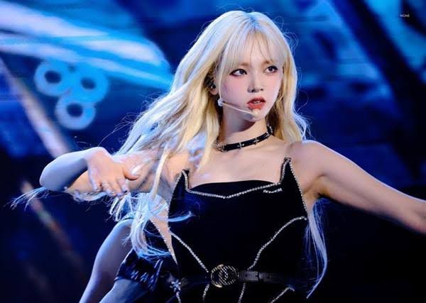 Karina Aespa kembali berambut pirang dalam video musik Spicy