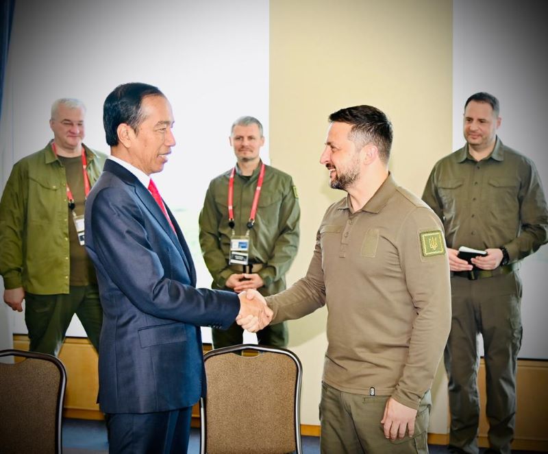 Presiden Jokowi berjabat tangan dengan Presiden Ukrainan Volodymyr Zelenskyy.