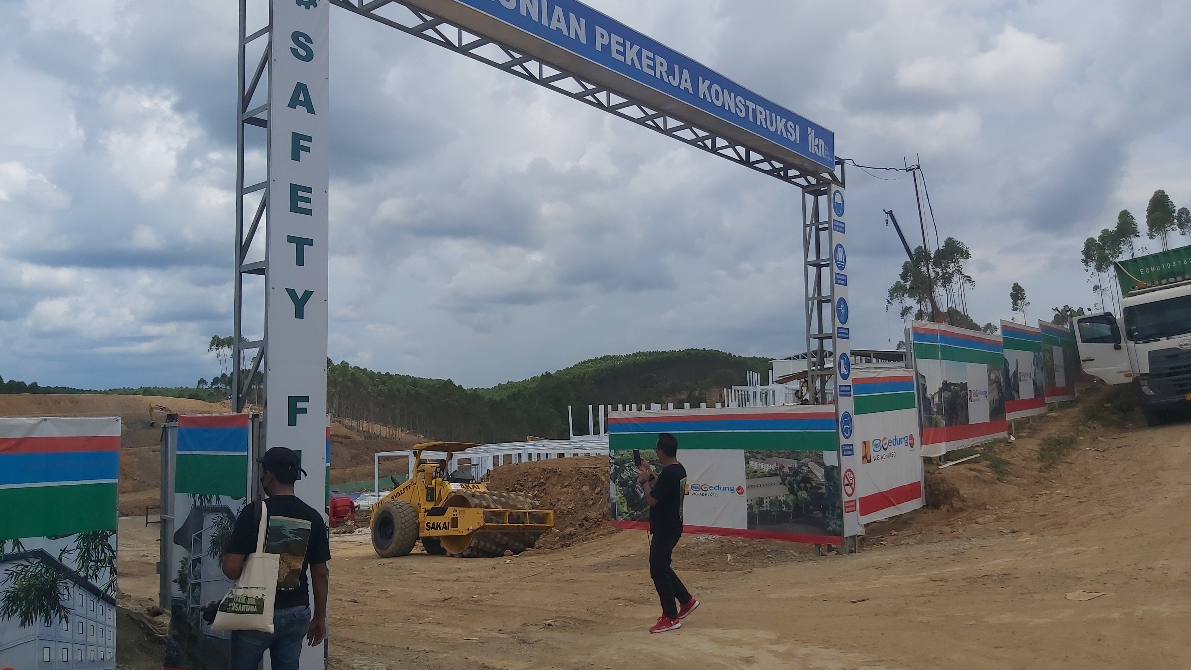 Pekerja di lokasi Ibu Kota Negara. Pemerintah berencana memperbaiki UU IKN