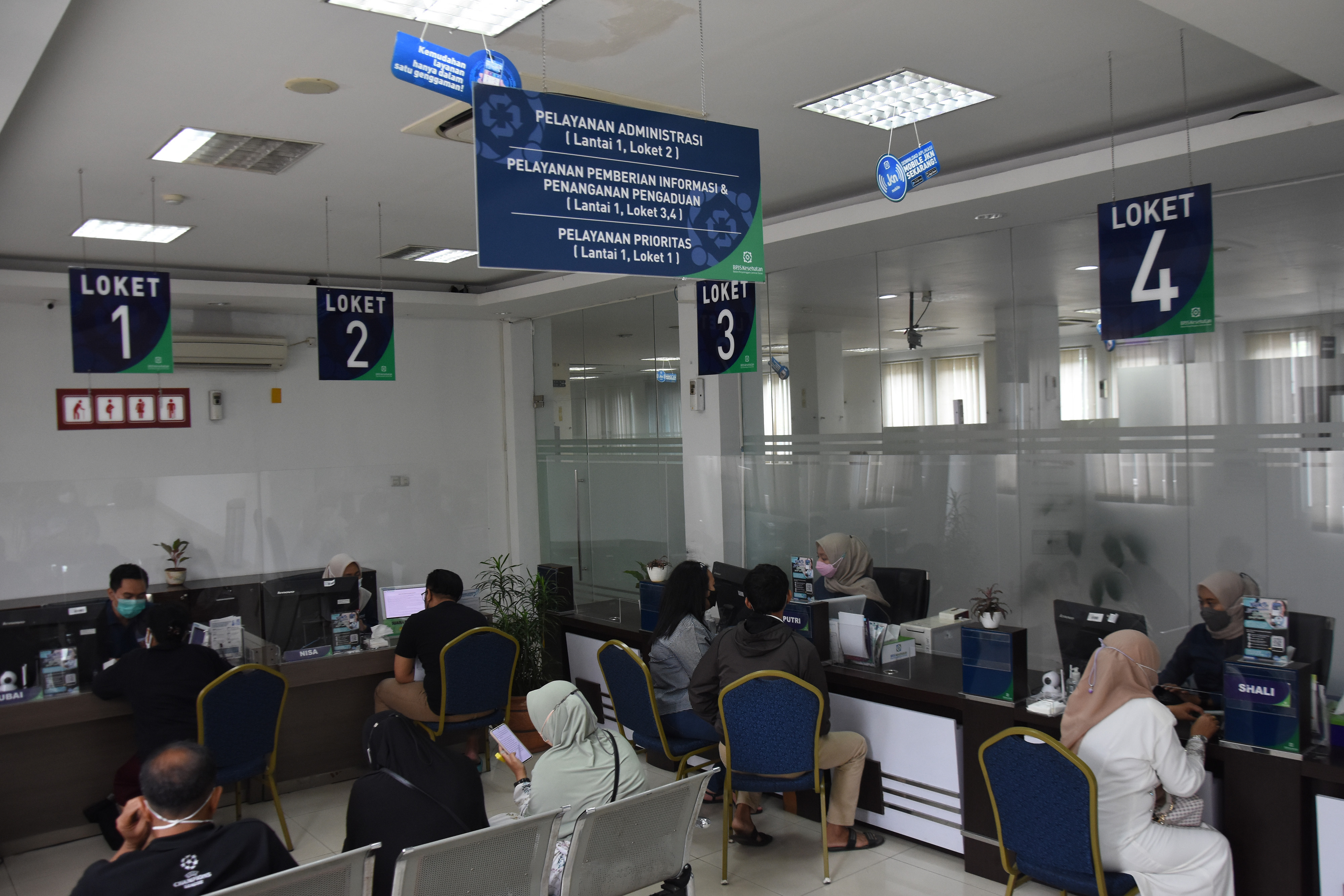 Petugas melayani warga di Kantor BPJS Kesehatan Cabang Jakarta Timur, Rawamangun, Jakarta.
