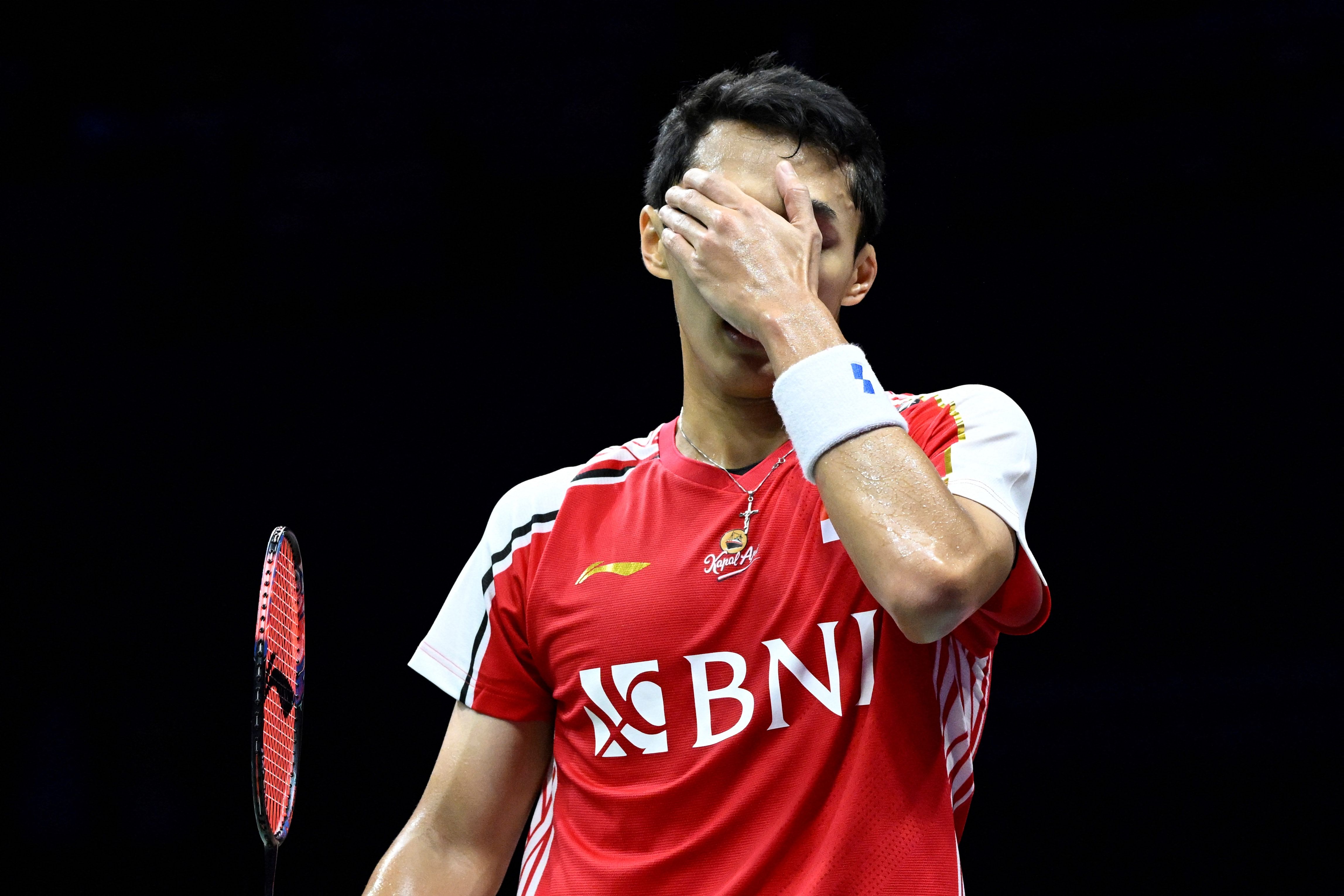 Atlet bulu tangkis Indonesia Jonatan Christie saat melawan Kunlavut Vitidsarn dari Thailand di Piala Sudirman 2023.