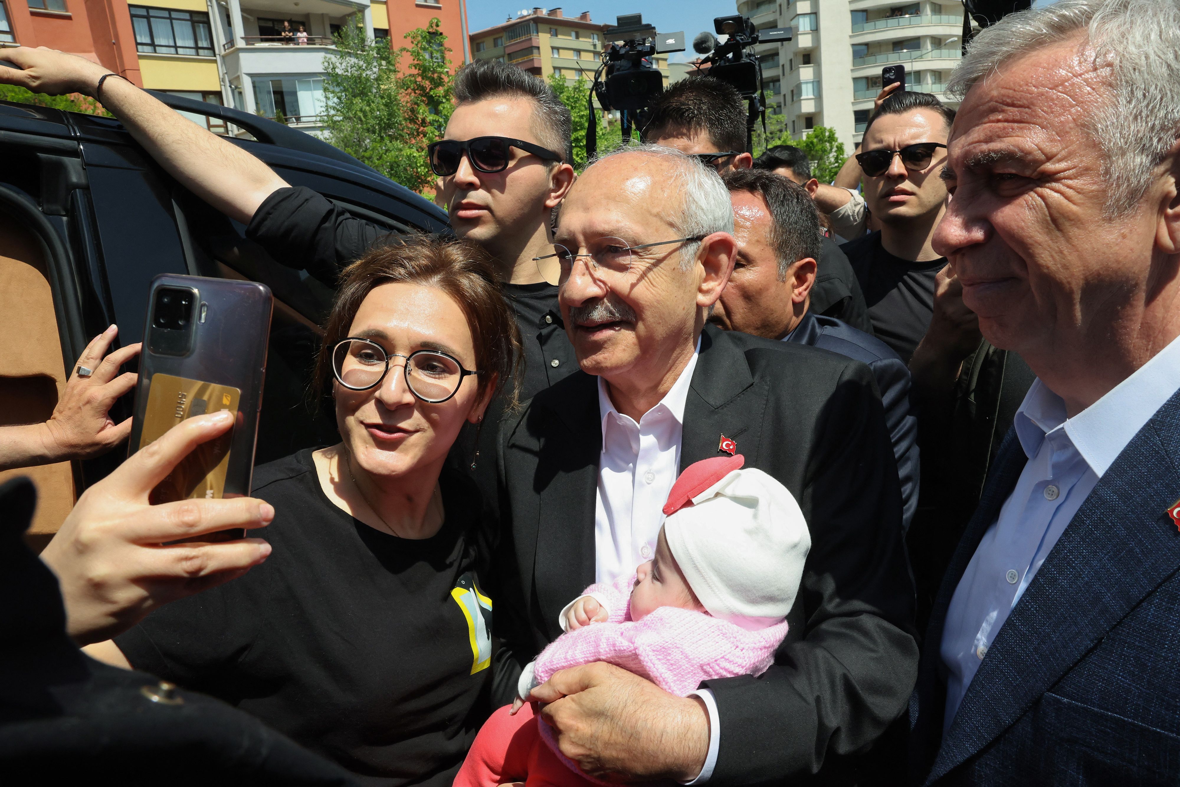 Kandidat Presiden Turki Kemal Kilicdaroglu diajak berswafoto oleh pendukungnya usai memberikan suara di Pemilu Turki.