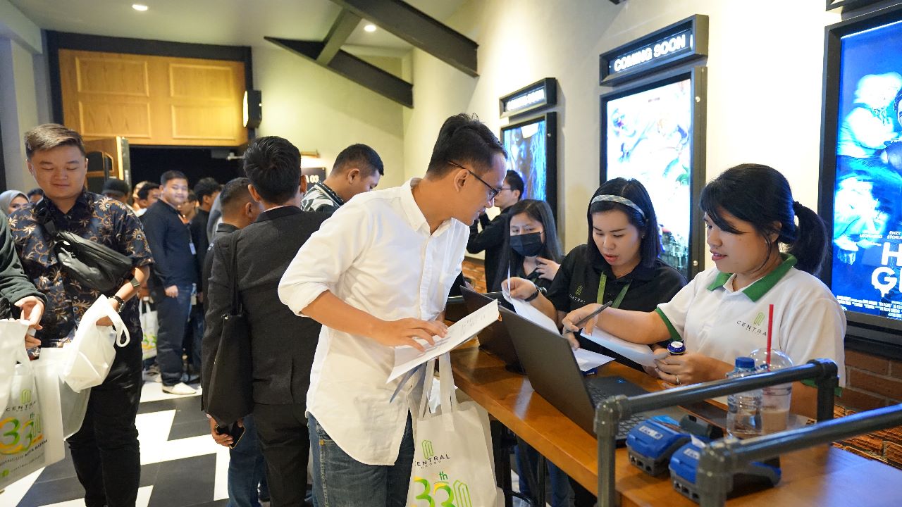 Pengunjung mempelajari detil harga Central Hills