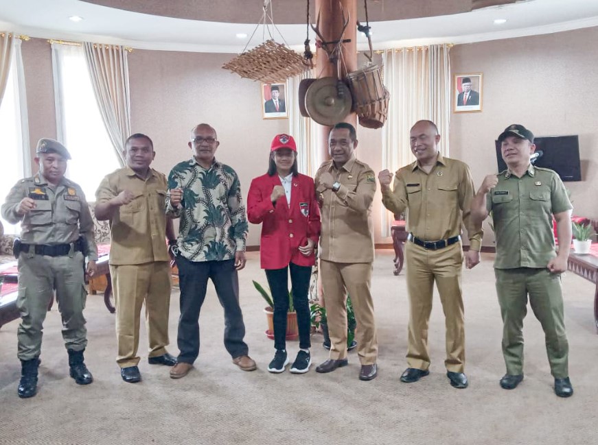 Atlet Kempo Maria Deveaneta Nanggor (tengah) saat tiba di Manggarai, NTT usai mendulang tiga medali di Kejuaraan Dunia.