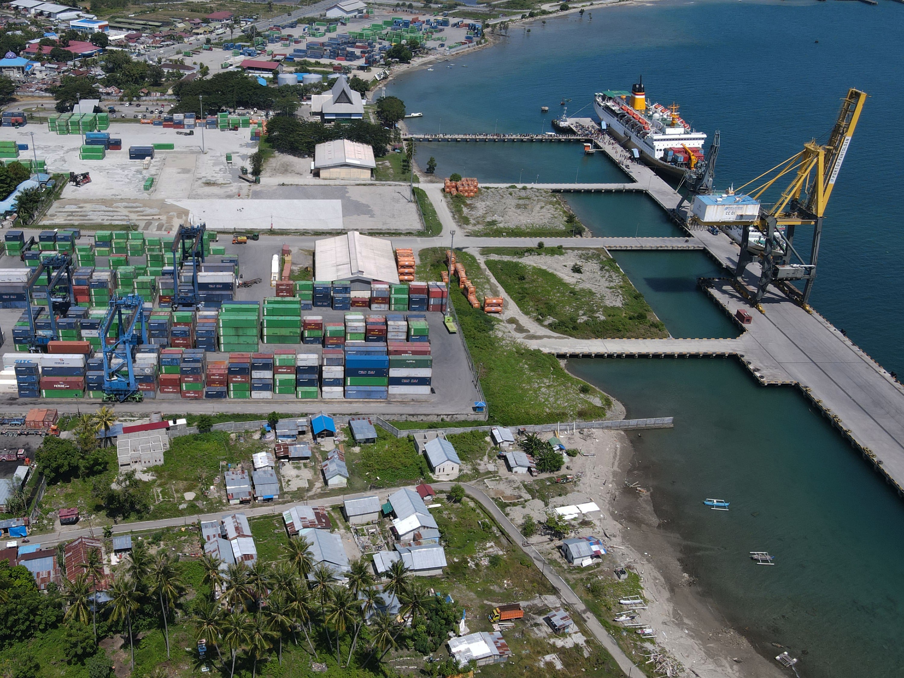 Foto udara pelabuhan peti kemas dan penumpang yang berada disekitar Kawasan Ekonomi Khusus (KEK) Palu di Palu, Sulawesi Tengah.