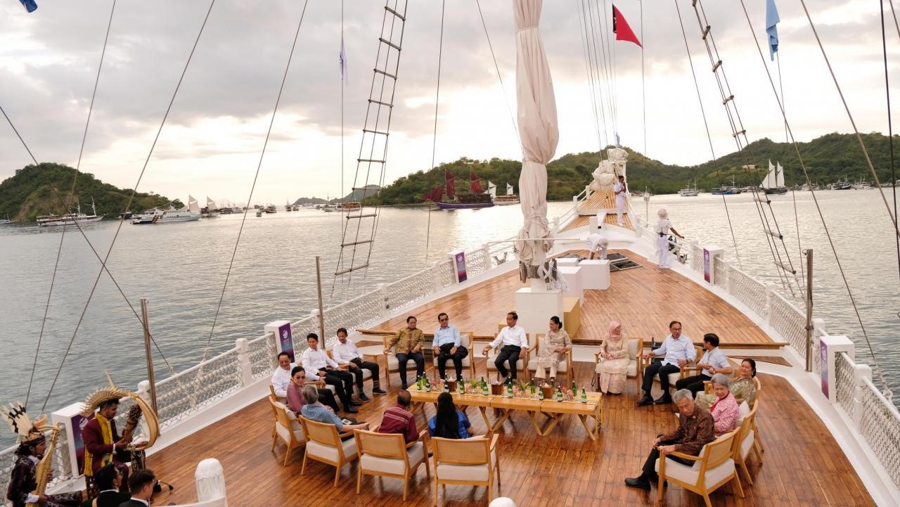 Presiden RI Joko Widodo mengajak para pemimpin ASEAN menikmati suasana matahari tenggelam dari atas kapal pinisi di perairan Pelabuhan Labua