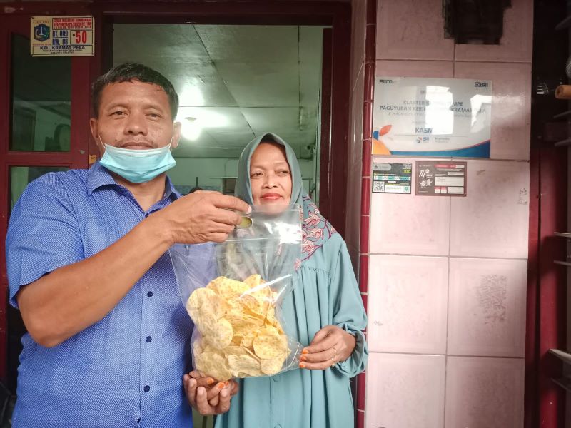 Joko Asrori dan istrinya memegang produk keripik tempe hasil olahan mereka.