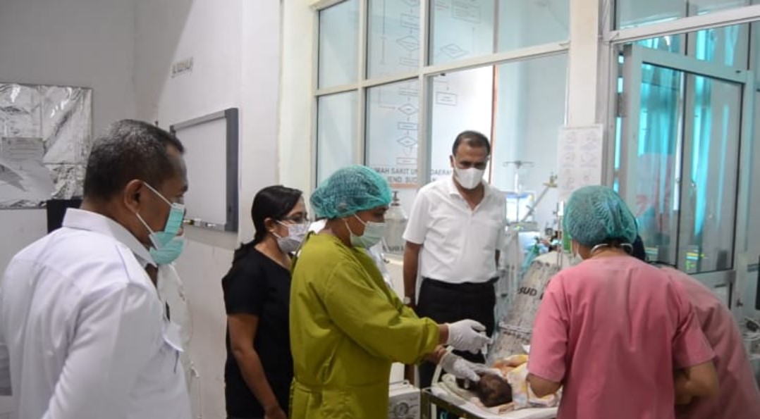 Penjabat Bupati Flotim Doris Alexander Rihi (masker putih) menjenguk bayi kembar siam di RSUD Doktor Hendrikus Fernandes Larantuka.