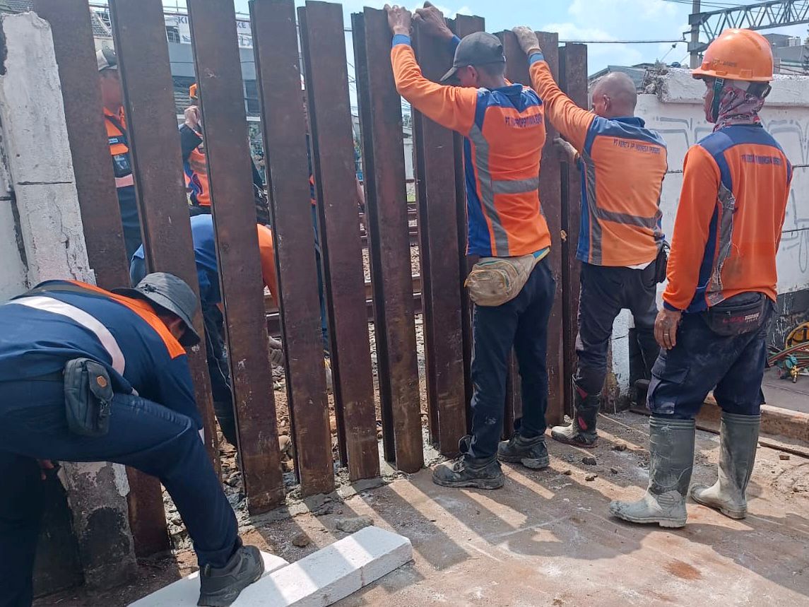 PT KAI kembali tutup perlintasan liar di rel rute Jatinegara-Bekasi.