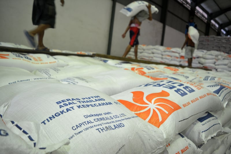 Guna memenuhi cadangan beras pemerintah CBP kawasan Sumsel dan Babel, Bulog menerima impor 12 ribu ton beras dari Thailand.