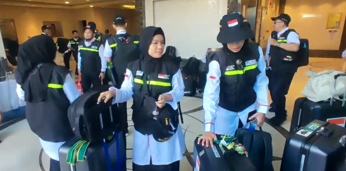PETUGAS Penyelenggara Ibadah Haji (PPIH) mulai mengurus tasreh atau izin akses keluar masuk bandara di Jeddah.