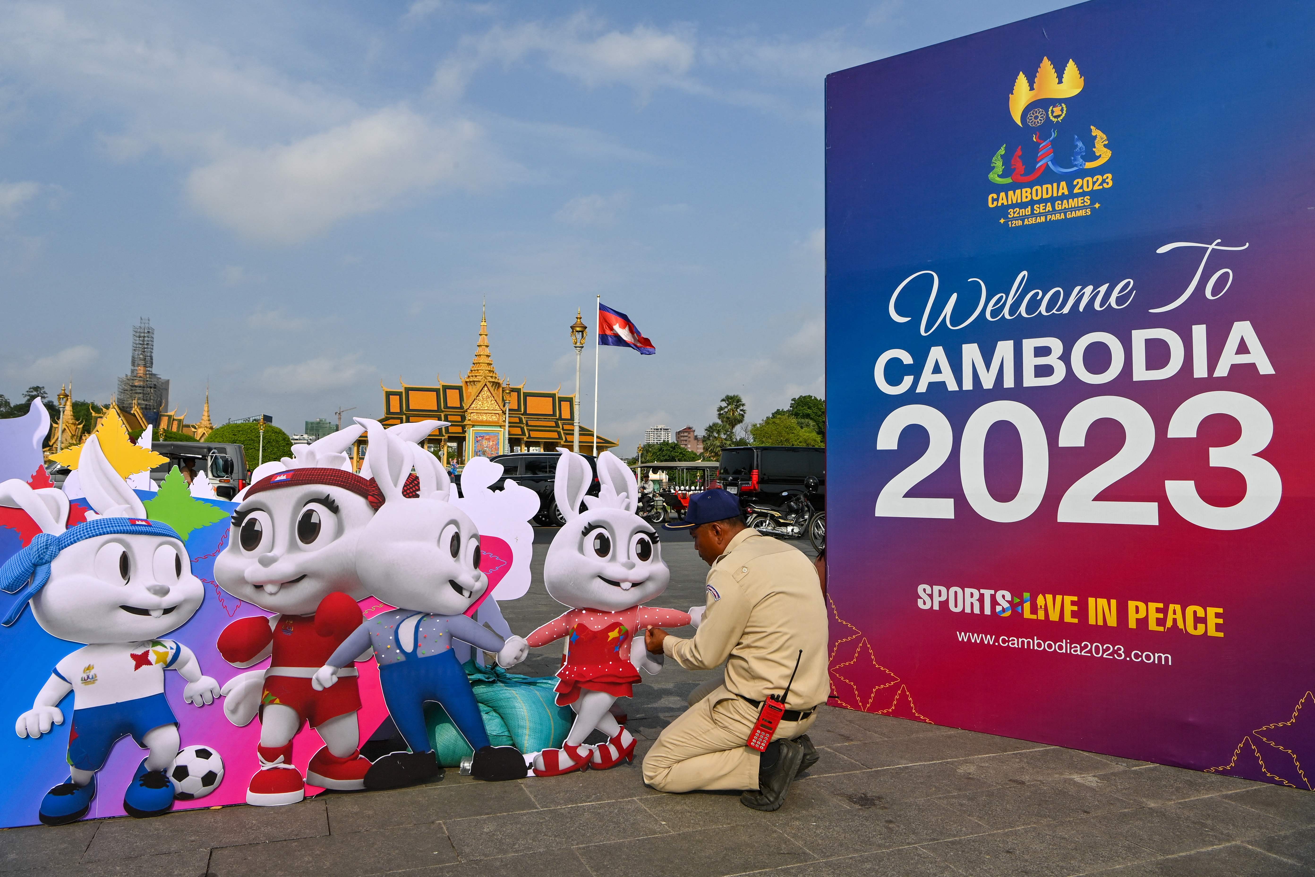 Relawan menyiapkan maskot SEA Games 2023 di Kamboja.