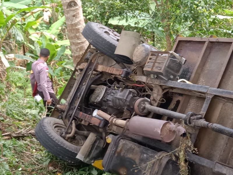 Truk Pembawa Peziarah Terbalik di Flores Timur