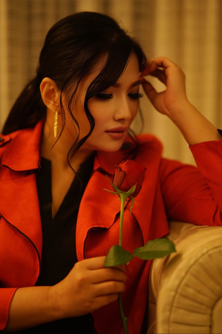 Fryda Lucyana, penyanyi