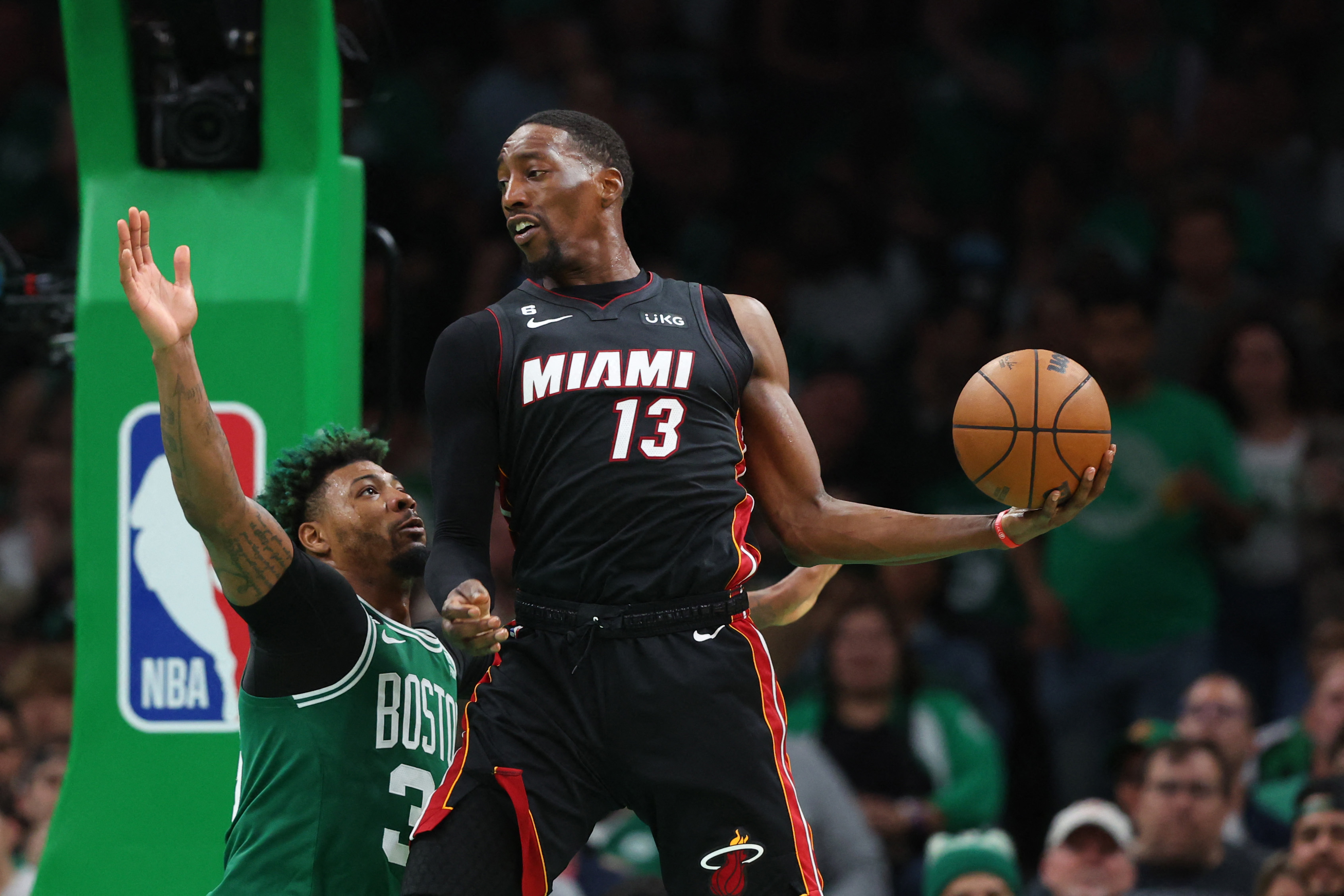 Center Miami Heat Bam Adebayo dikawal pemain Boston Celtics Marcus Smart di Gim 5 final Wilayah Timur Playoff NBA.