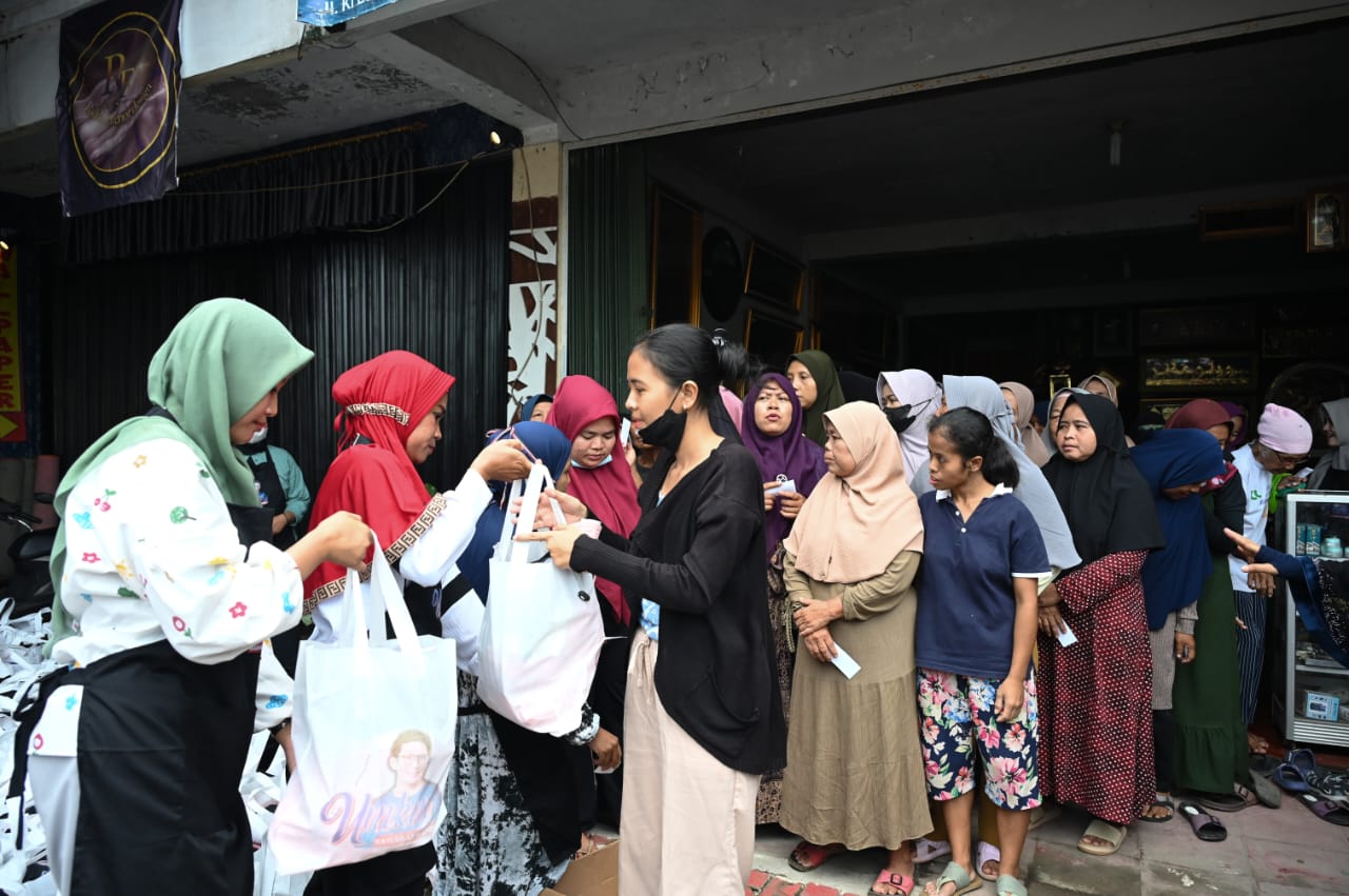 Bazaar sembako murah digelar relawan Sahabat Sandi di Ruko Kaligrafi, Kecamatan Kemang, Kabupaten Bogor, Jawa Barat.
