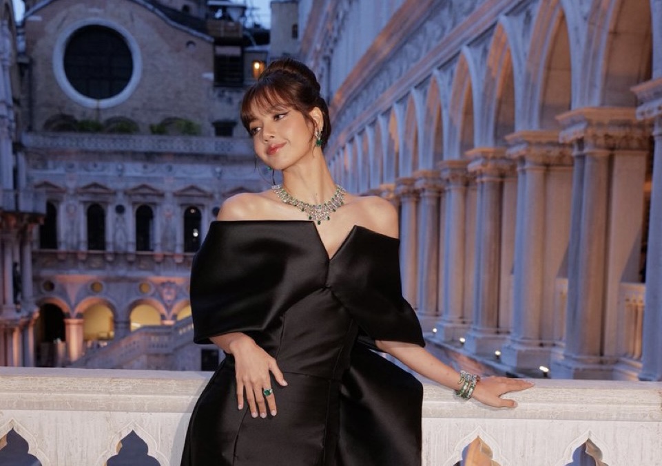 Lisa Blackpink tampak sangat memukau di New High Jewelry Runway Collection Bulgari Mediterranea Gala, Rabu (16/5) Italia.