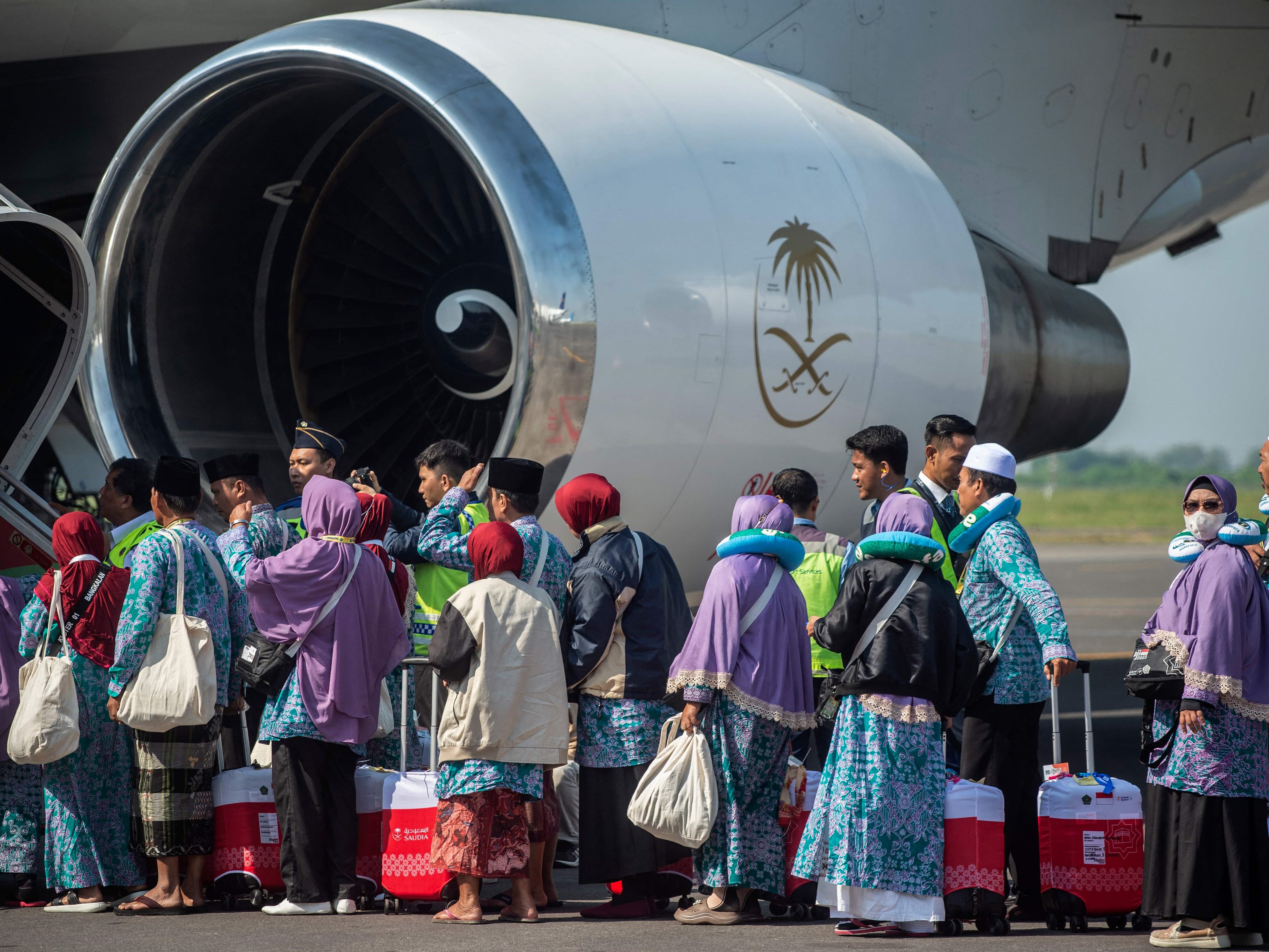Jemaah haji Indonesia menaiki pesawat penumpang sebelum menuju kota suci Mekkah di Bandara Internasional Juanda Sidoarjo.