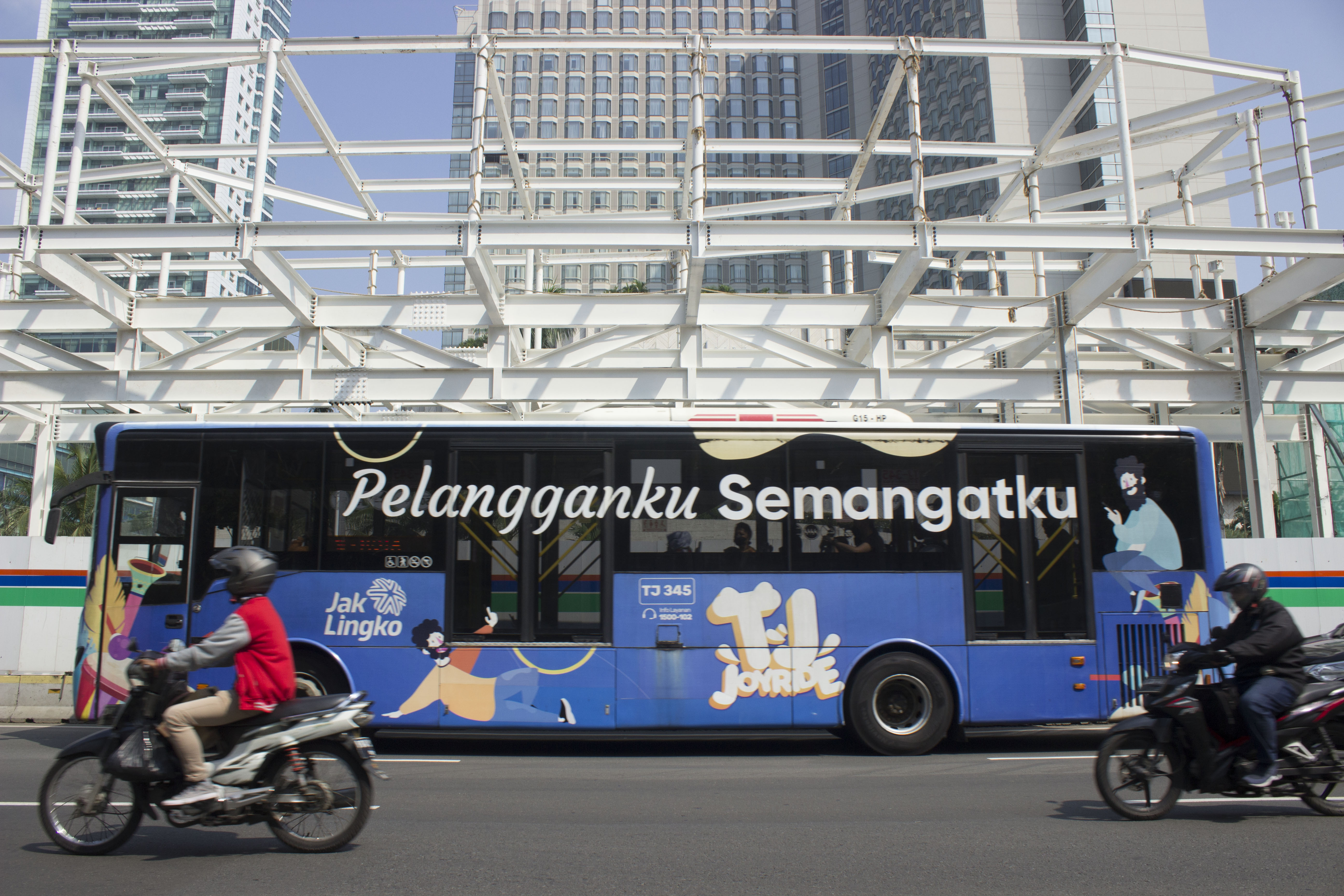 Bus TransJakarta melintas di dekat proyek revitalisasi Halte TransJakarta Bundaran Hotel Indonesia di Jakarta pada tahun 2022