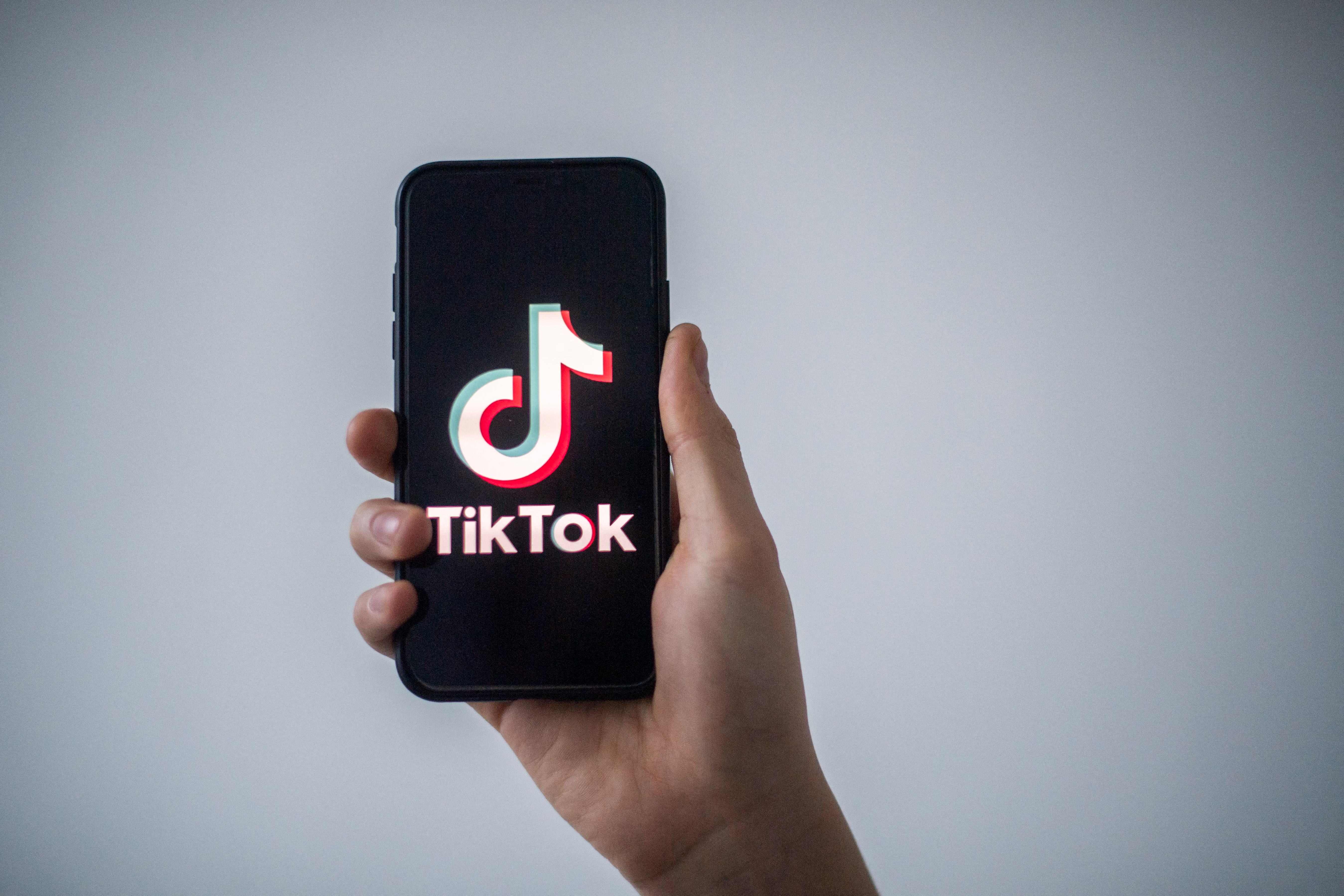 Logo Tiktok terlihat di sebuah layar ponsel 