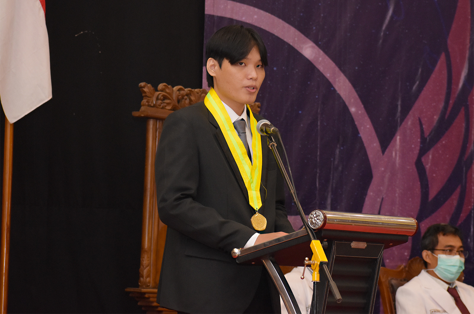 Lulusan Fakultas Kedokteran Unosoed, Jofiando, resmi disumpah menjadi dokter, pada Senin (15/5).