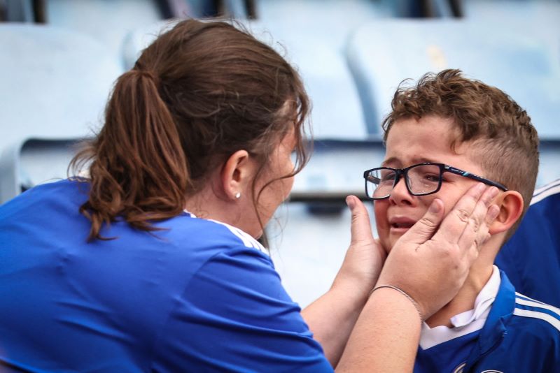 Pendukung Leicester City bersedih karena tim jagoannya harus terdegradasi ke Divisi Championship.