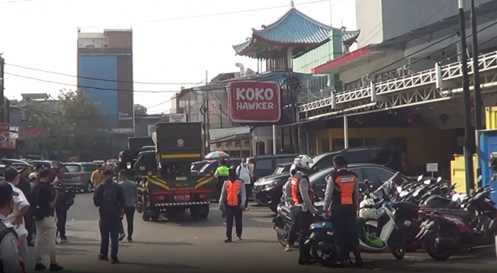 Ruko di Pluit Jakarta Utara yang melanggar menyerobot lahan fasilitas umum dibongkar.
