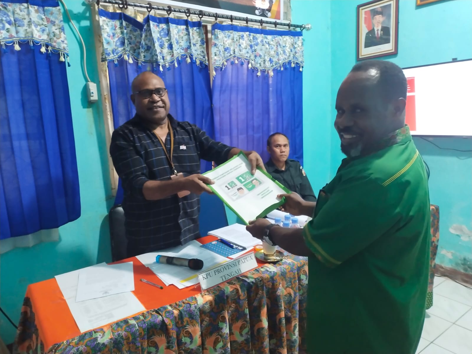 Penyerahan berkas bacaleg PKB Papua Tengah.