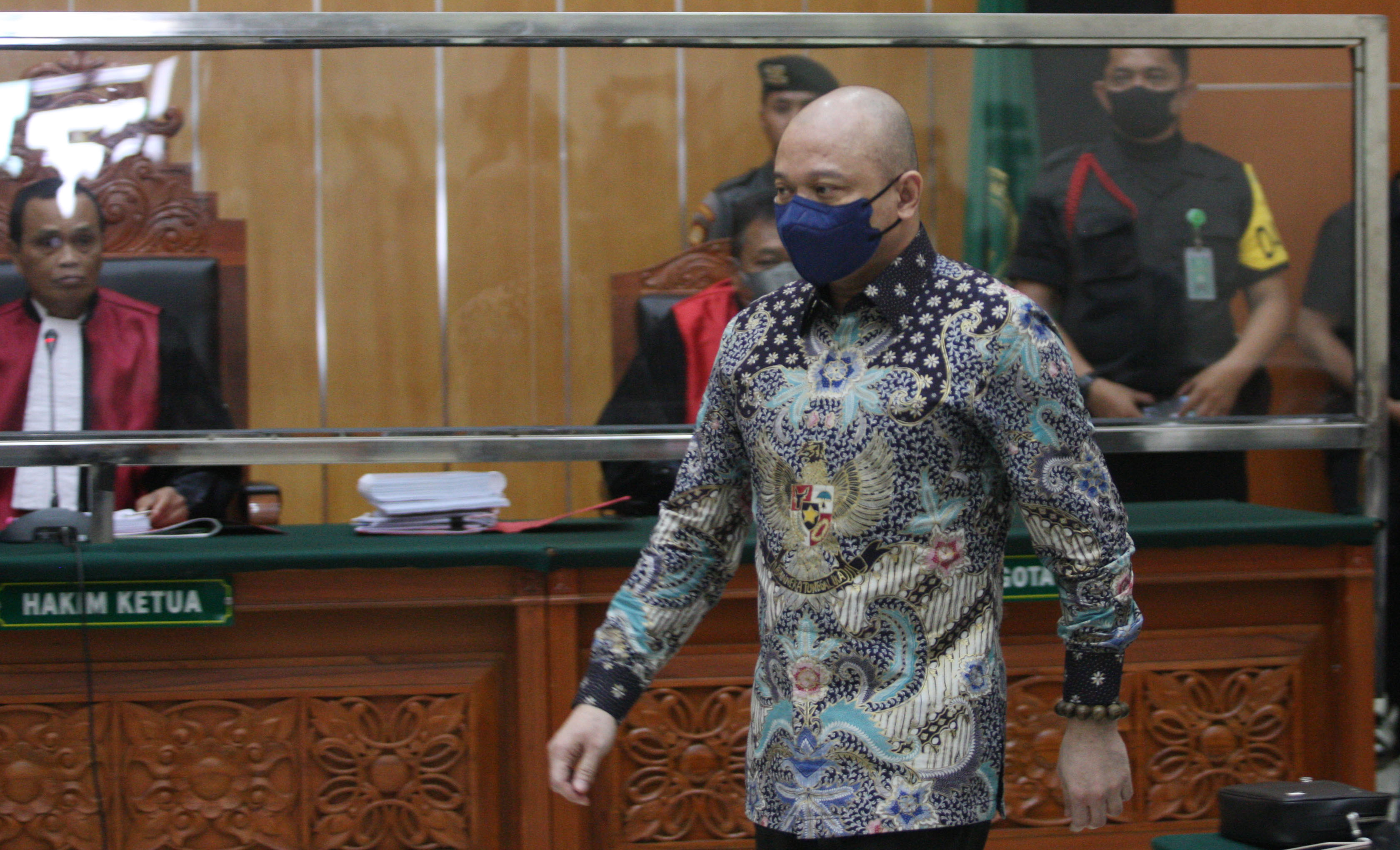 Terdakwa mantan Kapolda Sumatra Barat Irjen Teddy Minahasa memasuki ruang sidang untuk menjalani sidang pembacaan vonis di PN Jakbar.