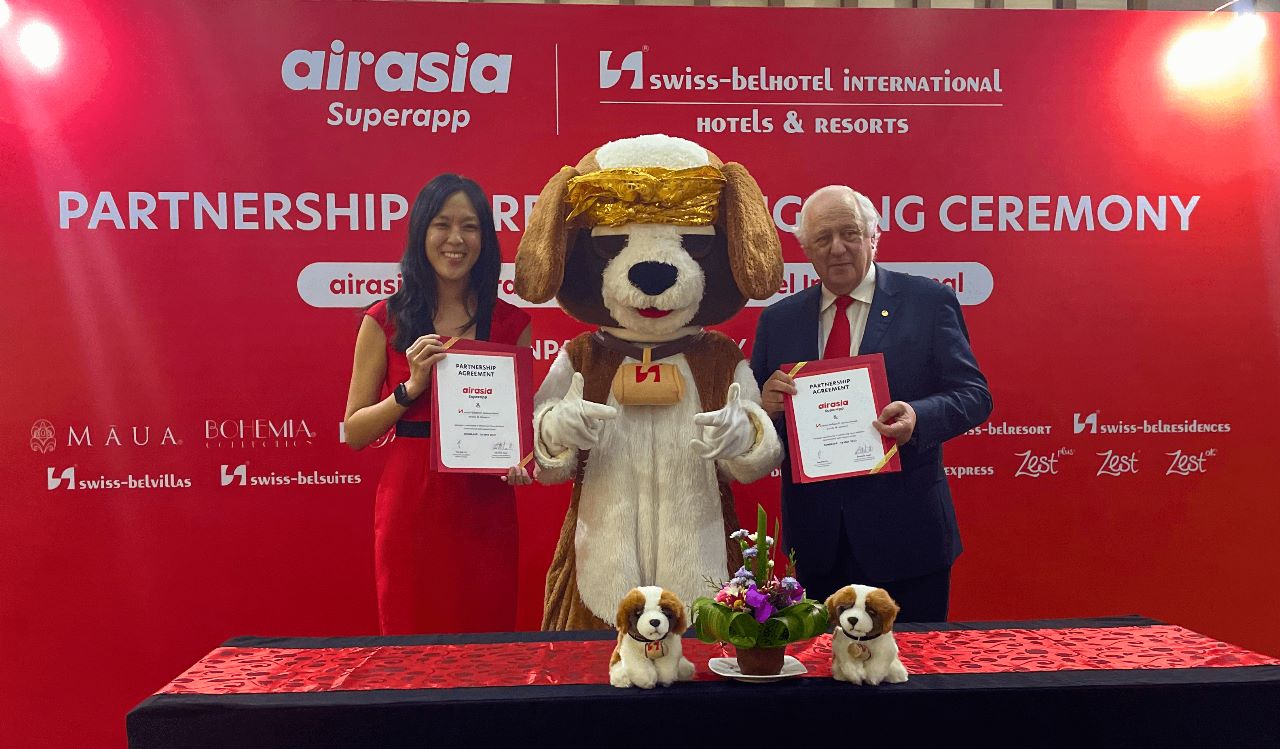 CCO airasia Superapp Tan Mai Yin bersama Chairman and President of Swiss-Belhotel International Gavin M Faull menjalin kerja sama.