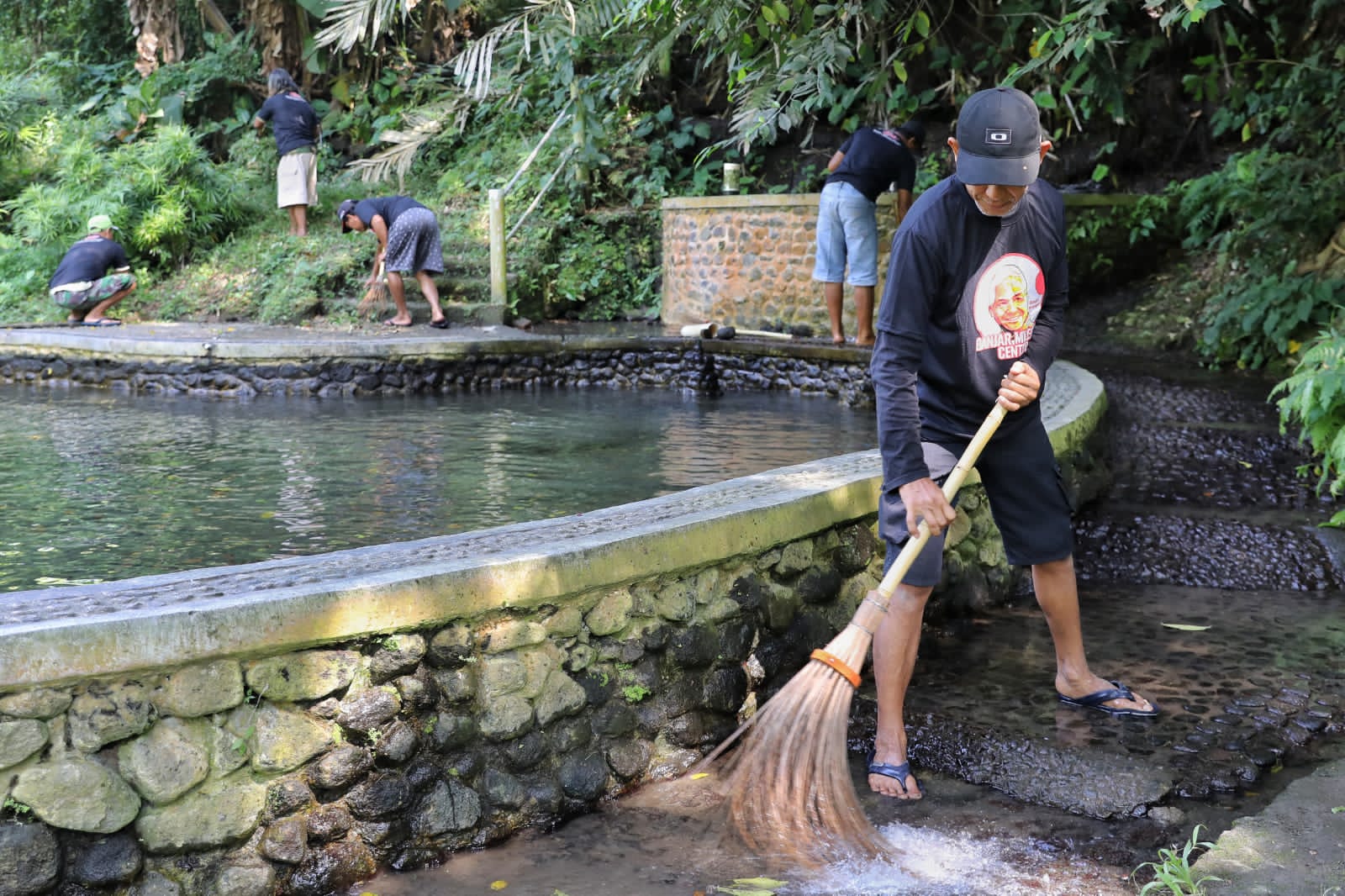 GMC gotong royong membersihkan Desa Wisata Grogol di Sleman, DIY