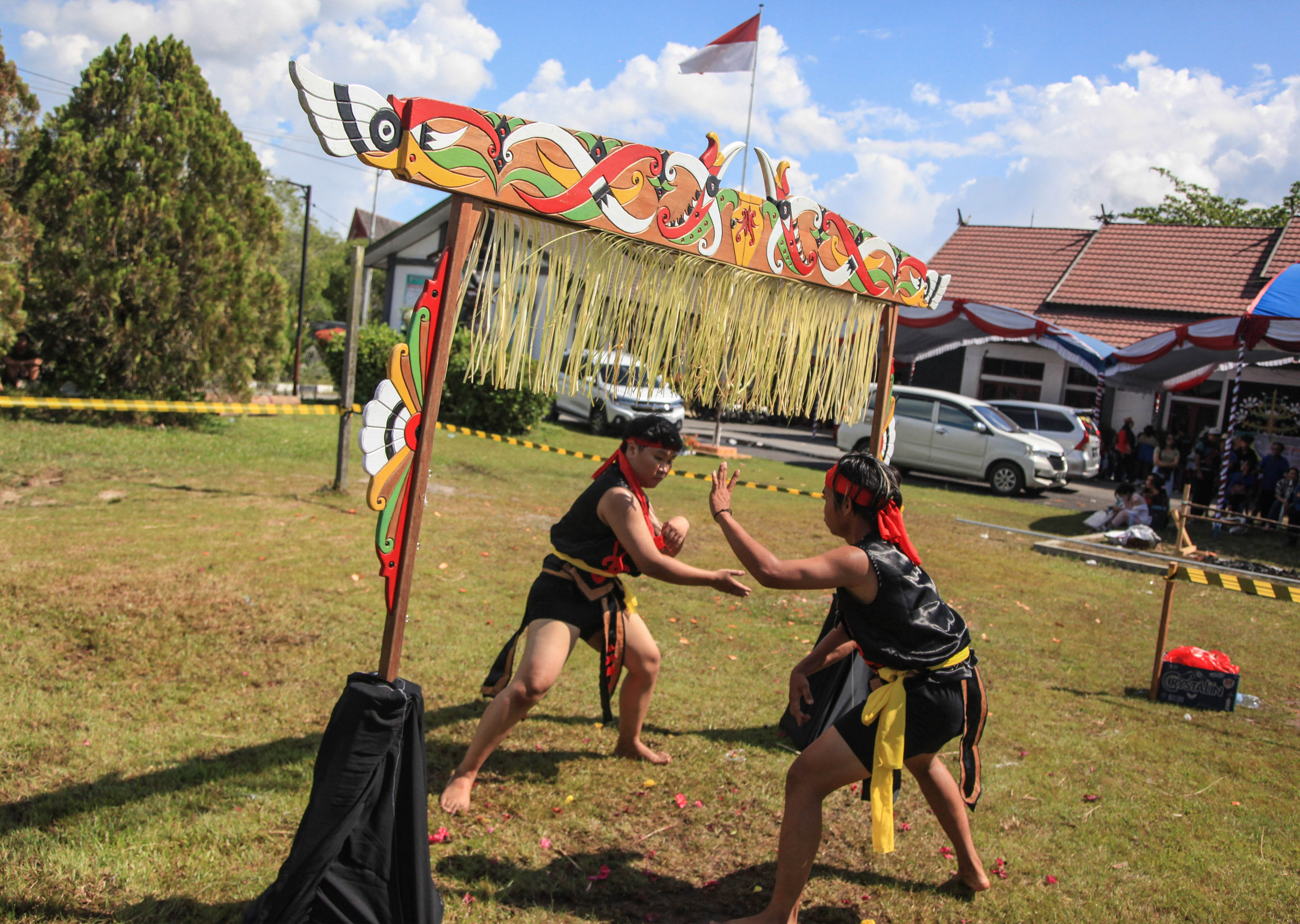 Atraksi silat tradisional Lawang Sakepeng Dayak Kalimantan Tengah di halaman Disparbudpora Palangka Raya, Kalimantan Tengah.