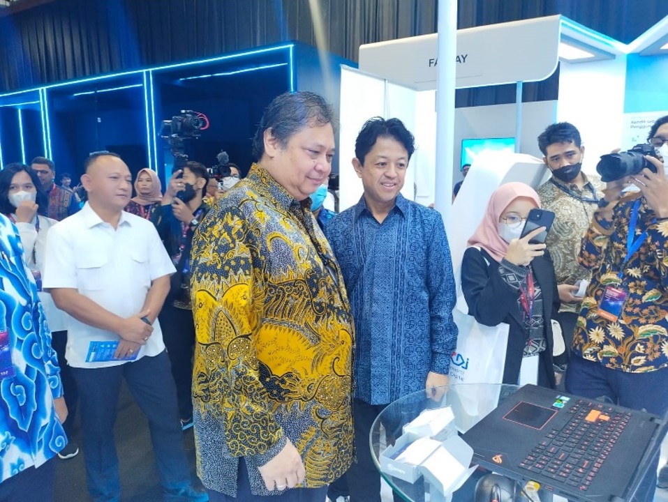 Presdir NEC Indonesia Joji Yamamoto mendampingi Menko Perekonomian Airlangga Hartarto menyaksikan NEC Face Recognition untuk e-KYC.