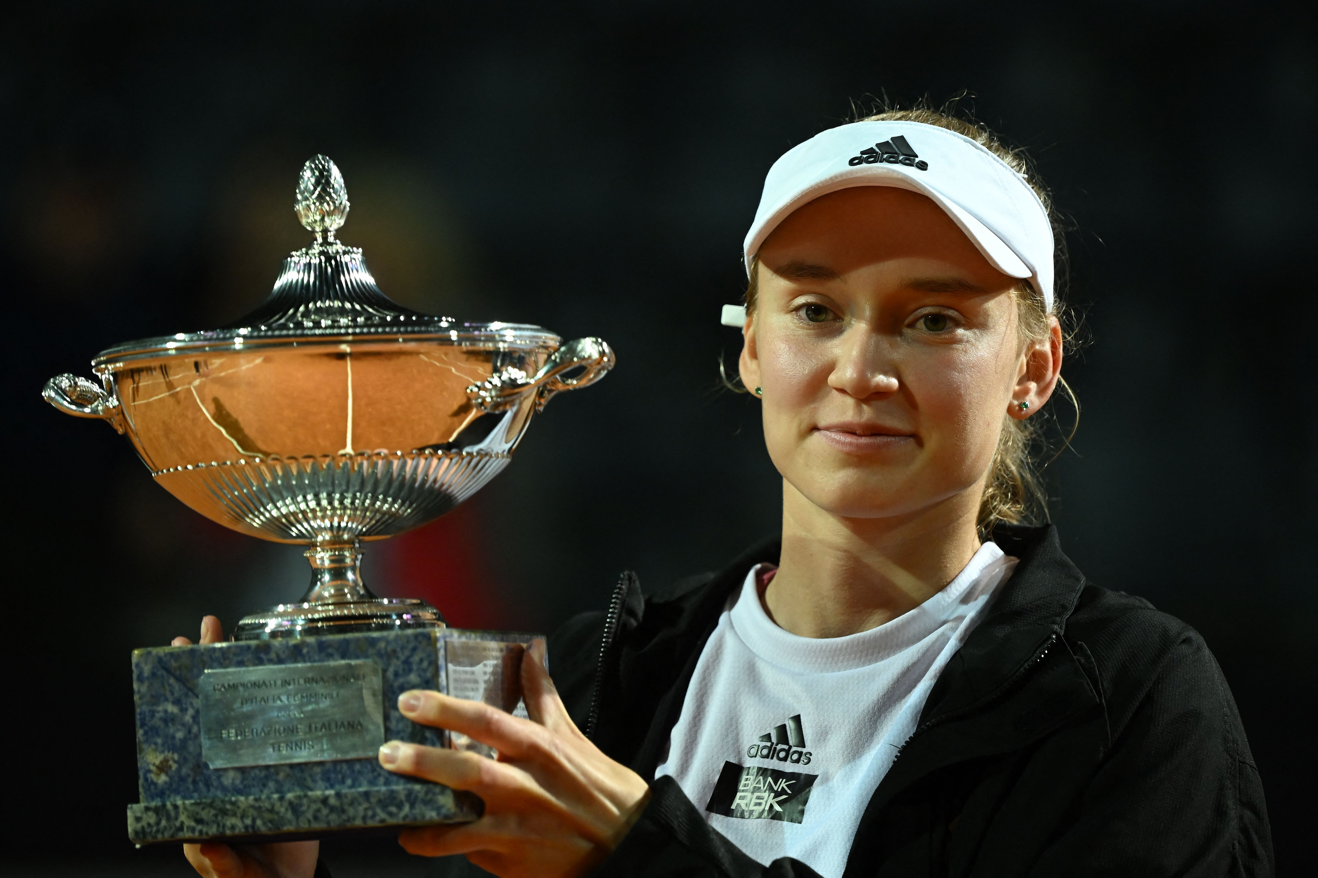 Petenis Elena Rybakina dengan trofi WTA 1000 keduanya, seusai menaklukkan Anhelina Kalinina di Italia, 20 Mei 2023.