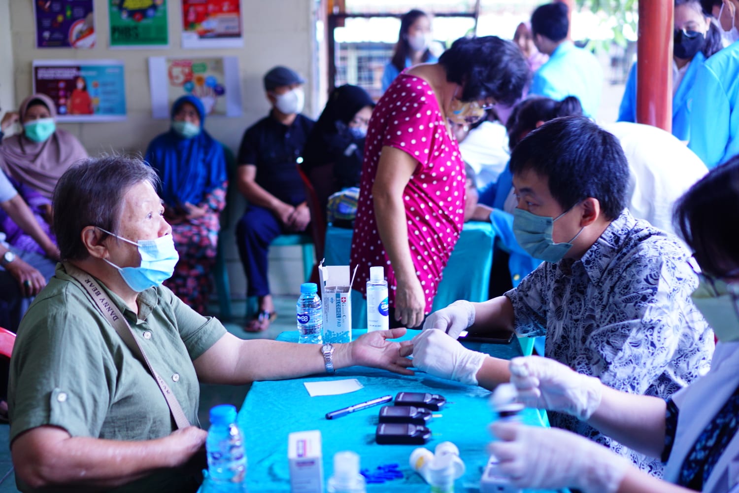 Kegiatan pendampingan lansia yang dilakukan Universitas Maranatha di Posbindu Tulip di Kelurahan Pamoyanan Kecamatan Cicendo, Bandung.