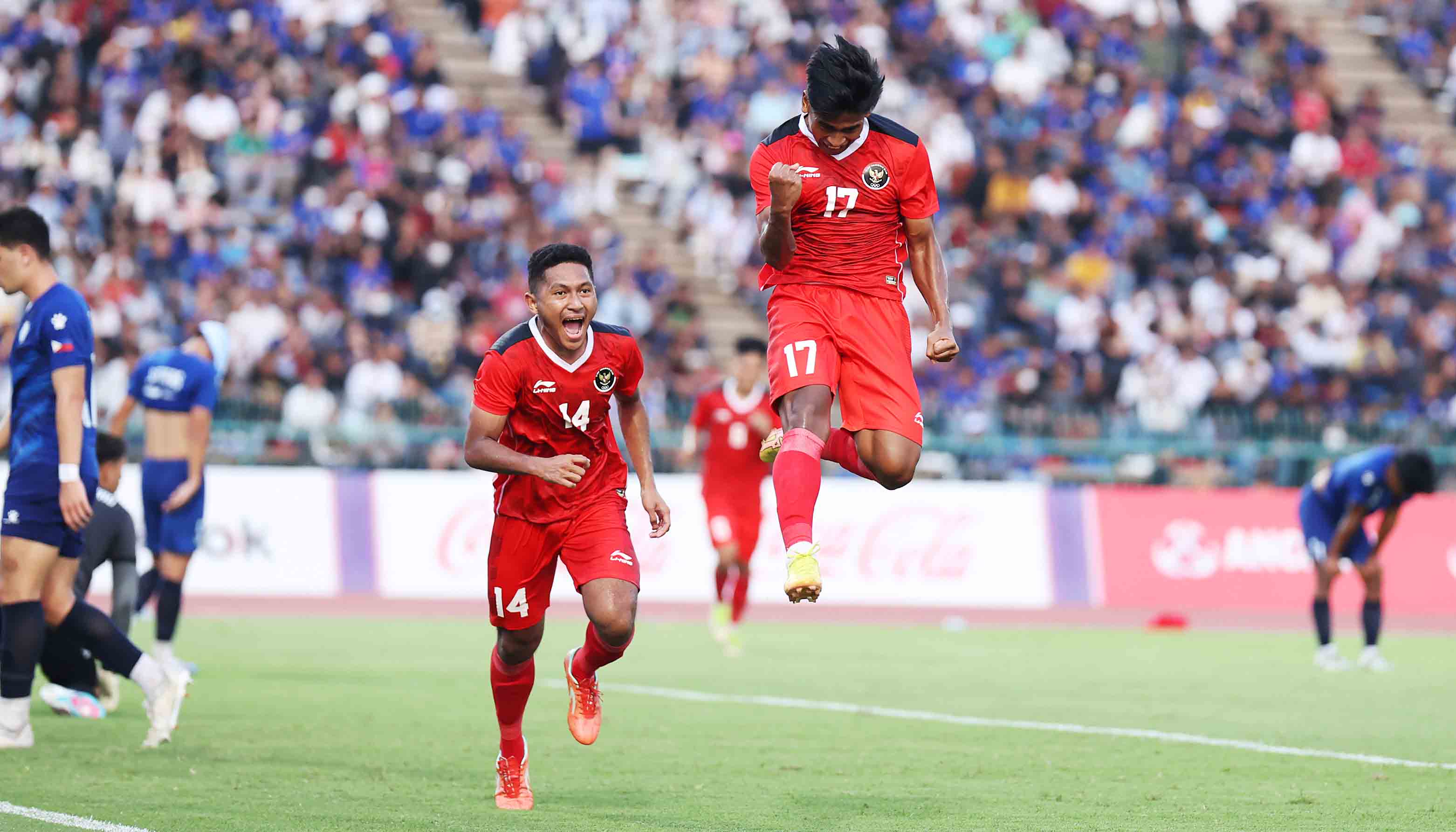 Pesepak bola timnas Indonesia Fajar Fathur Rachman (kiri) dan Irfan Jauhari (kanan) merayakan gol yang dicetak ke gawang timnas Filipina