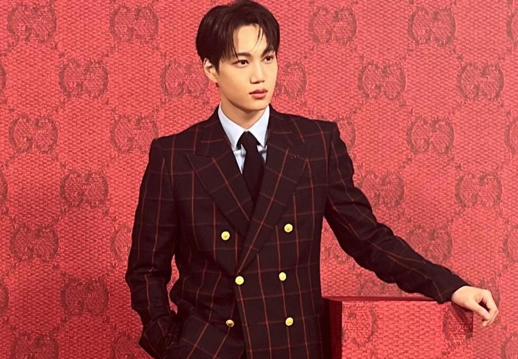 Kai Exo sapa penggemar sambil menangis dalam acara live instagram, Rabu (3/5)