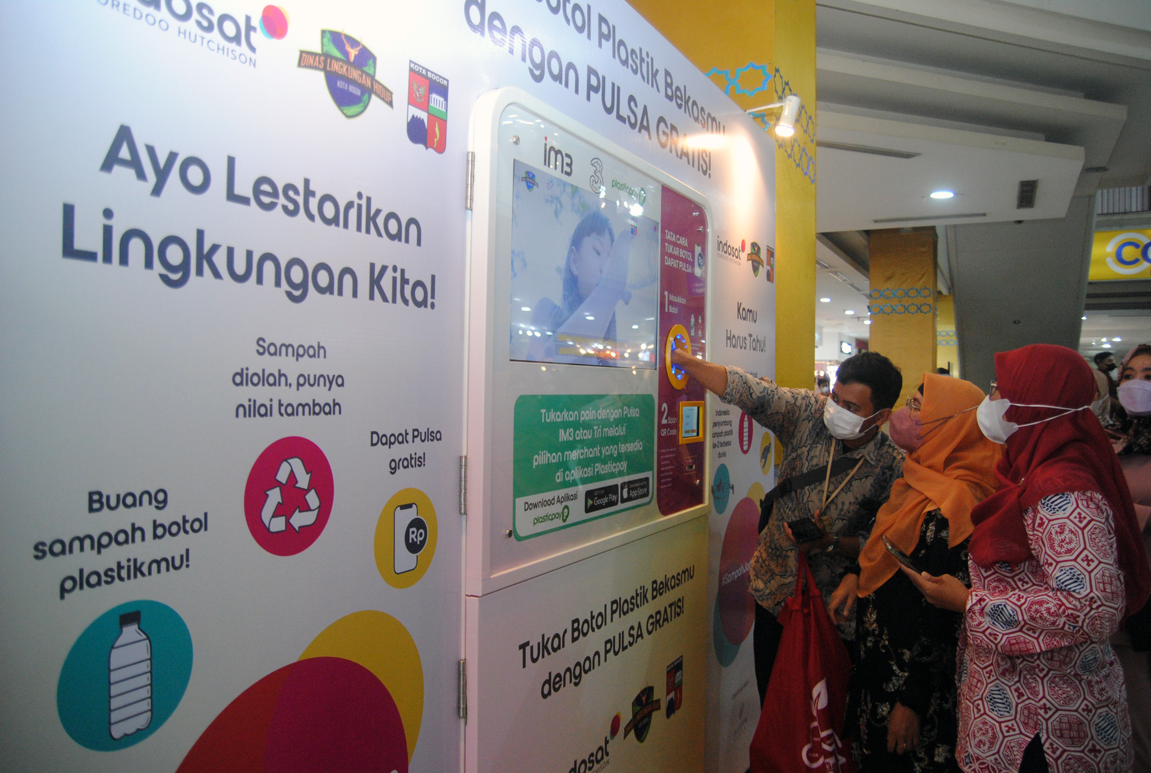  Indosat Ooredoo Hutchison menggelar program Sampah Jadi Pulsa di Bogor, Jawa Barat