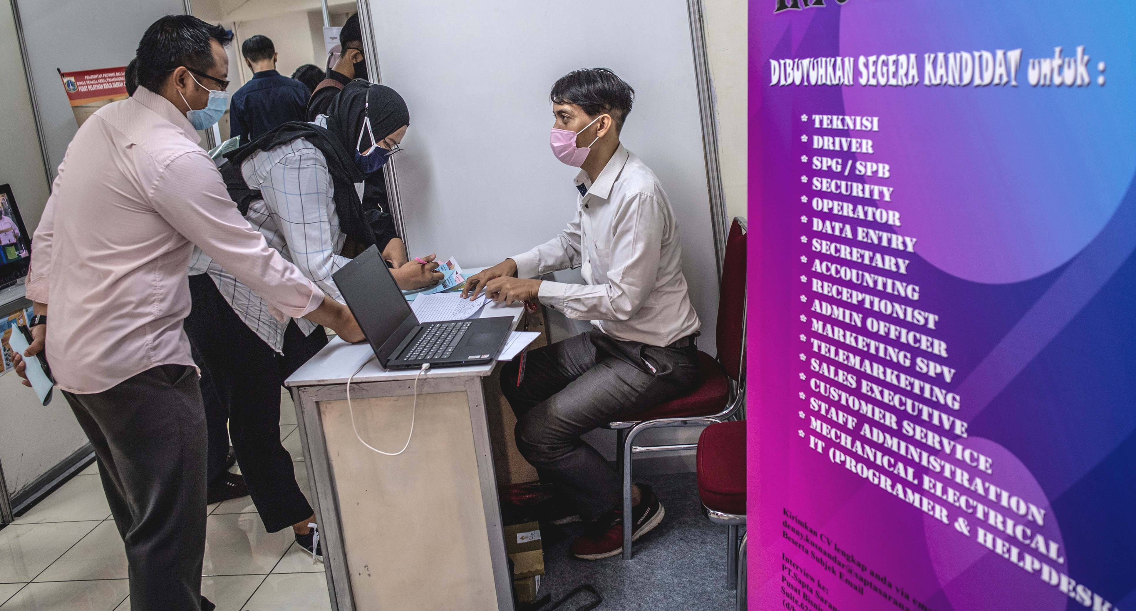 Pencari kerja melakukan wawancara secara langsung di salah satu stan perusahaan di Jakarta Job Fair, beberapa waktu lalu.
