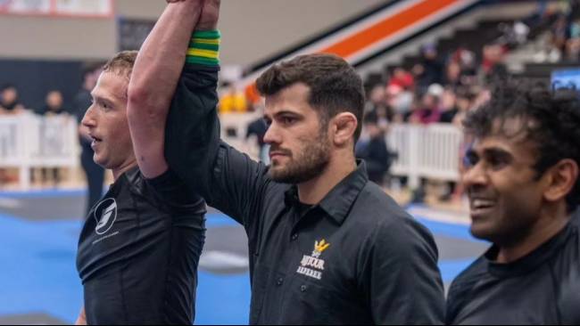 CEO Facebook Mark Zuckerberg (kiri) di sebuah turnamen Jiu-Jitsu