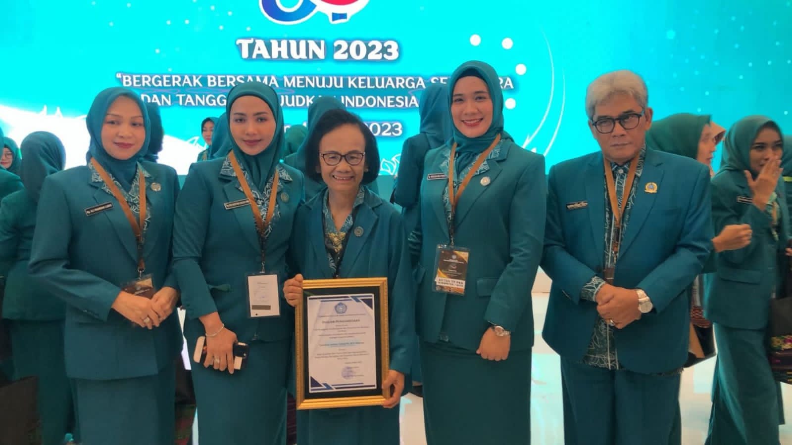 Kader PKK Gandaria Lumbantobing (tengah) meraih penghargaan Kader PKK Inspiratif dari Ketua TP PKK Pusat Ny Tri Tito Karnavian. 