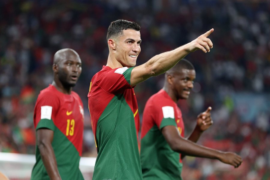 Pesepakbola Cristiano Ronaldo (tengah) masuk skuad Portugal untuk kualifikasi Euro 2024.