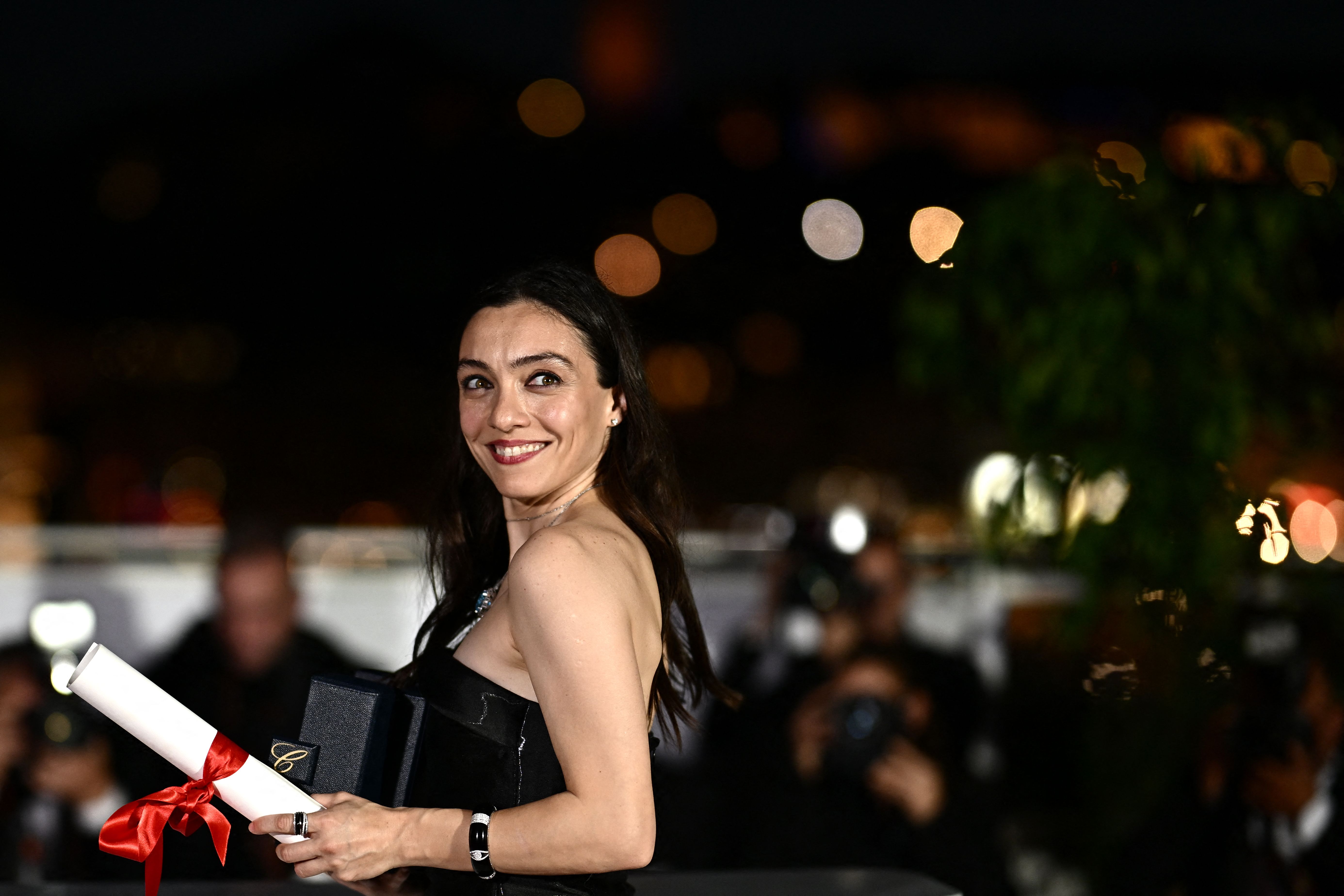Merve Dizdar, bintang film asal Turki yang dinobatkan sebagai aktris terbaik Cannes Film Festival