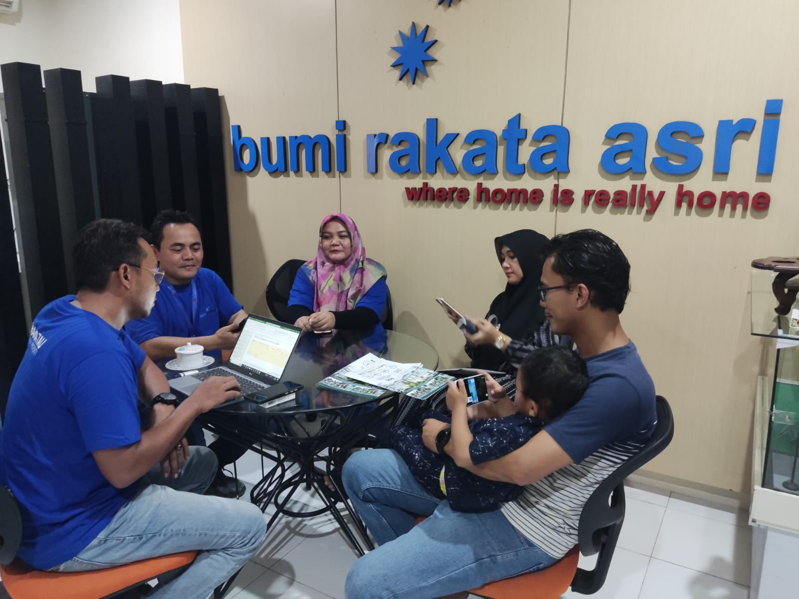 Calon pembeli bertanya soal Luxury Living di Open House Bumi Rakata Asri