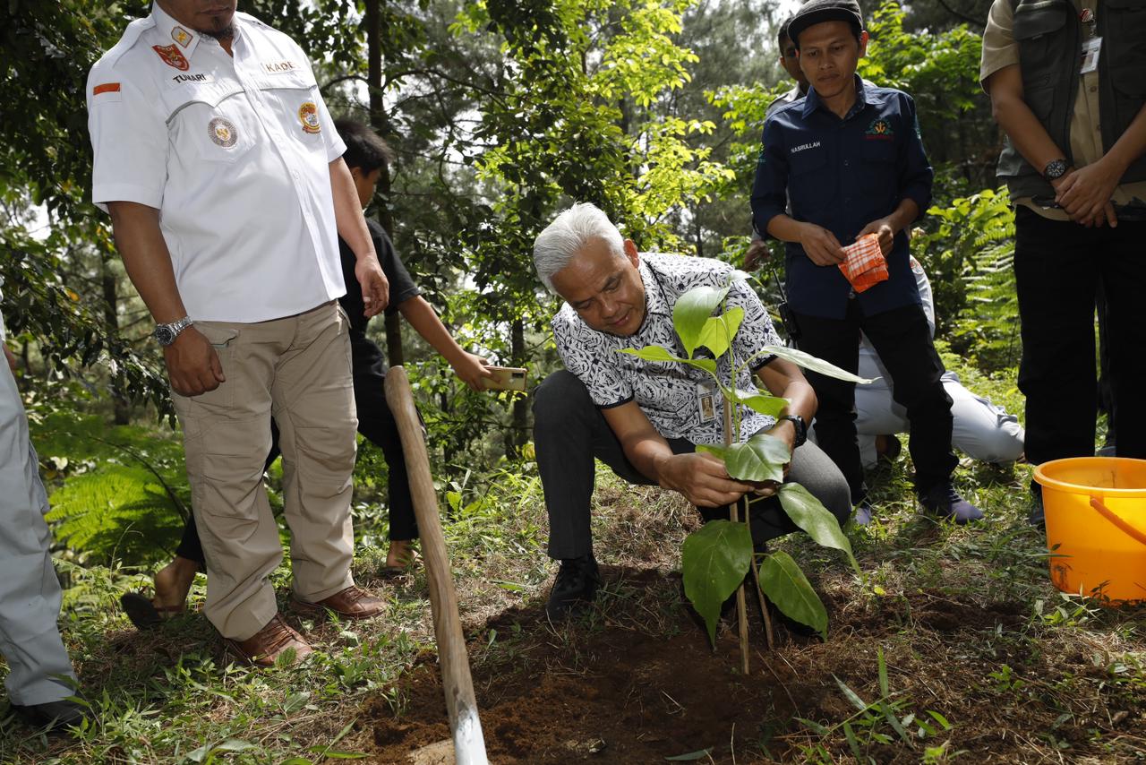 Gubernur Jateng Ganjar Pranowo melakukan penanaman pohon di Kembang Park, Desa Kembanglangit, Kabupaten Batang pada Rabu (24/5) pagi.