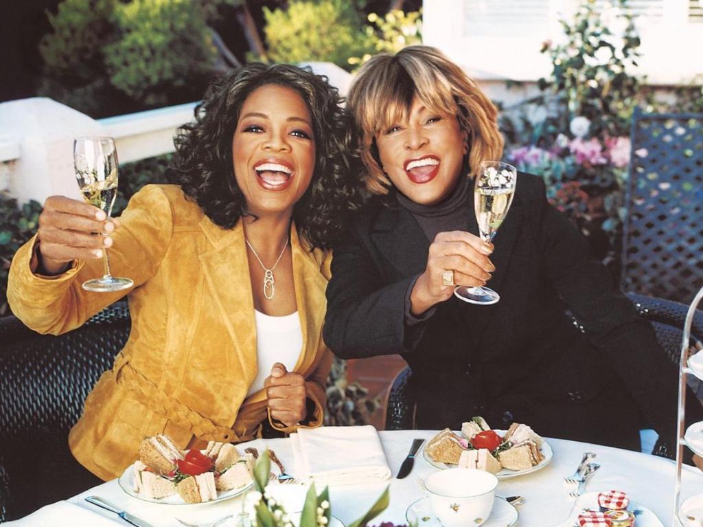 Oprah Winfrey, 69, berbagi korsel foto di Instagram dirinya dengan Tina di akun instagram miliknya