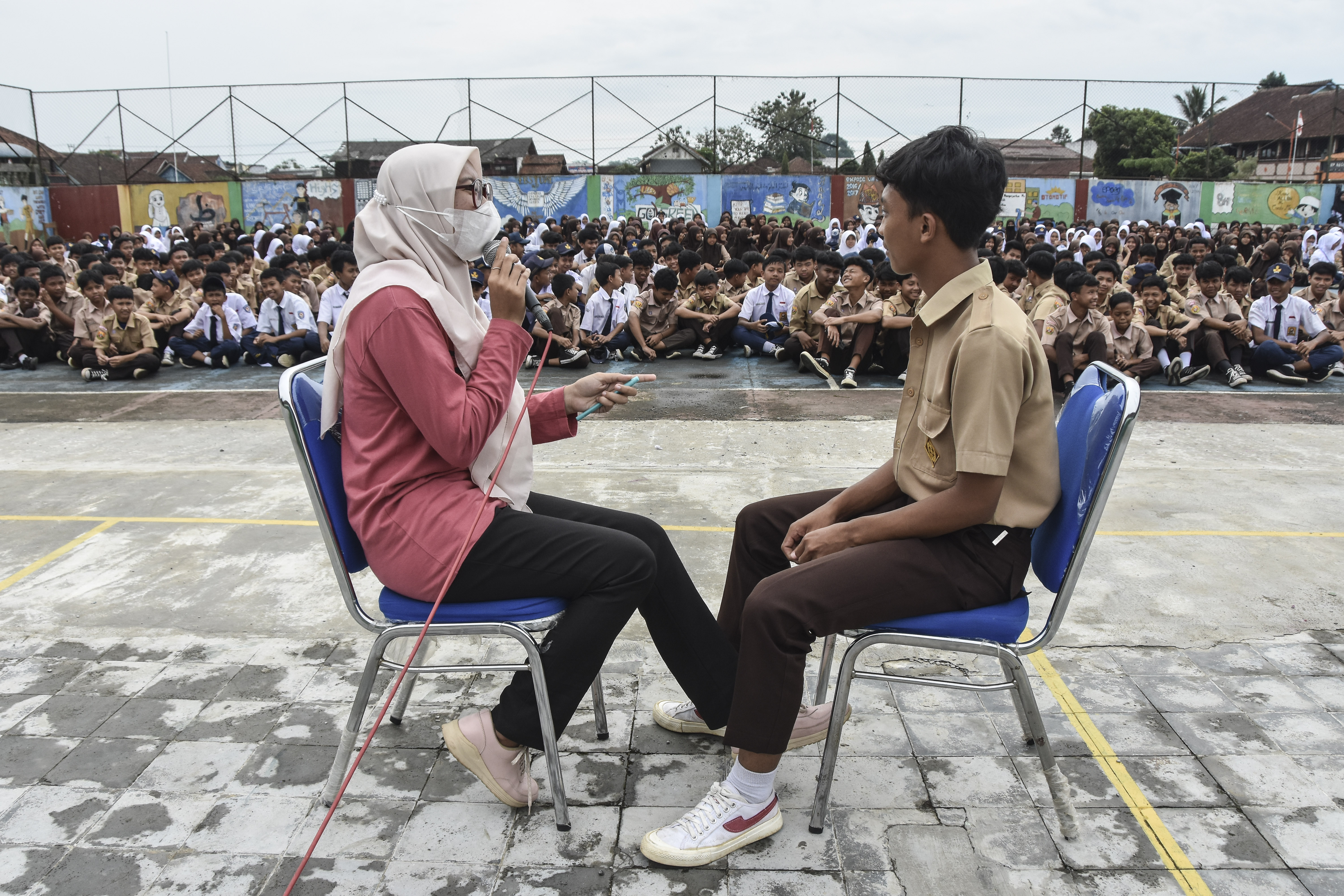 SOSIALIASI: Tenaga Kesehatan Puskesmas Cipaku melakukan hipnoterapi saat sosialisasi bahaya merokok di SMP Negeri 1 Cipaku, Ciamis, Jabar.